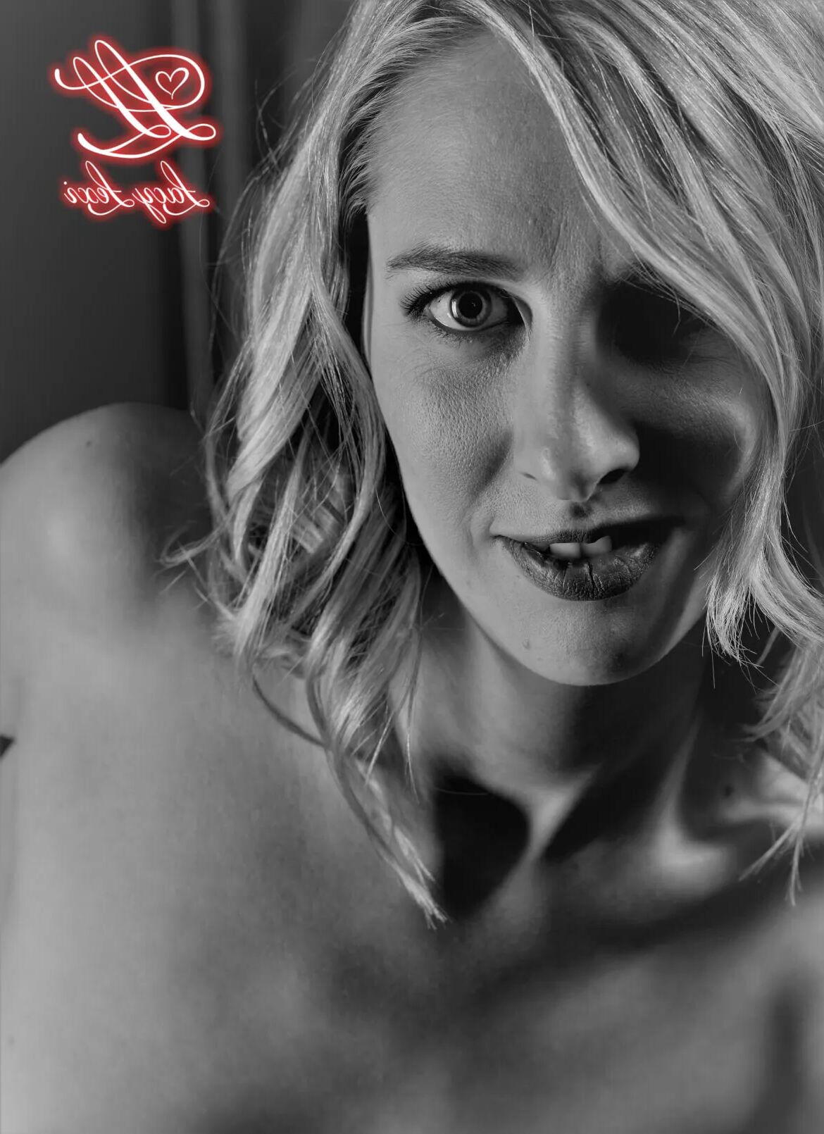 I love being in front of the camera - 7 Pics