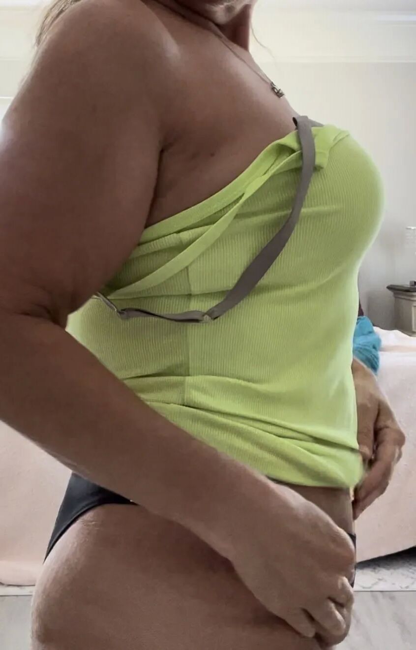 The Real Deal showing her fat ass in lime green and thong - 8 Pics