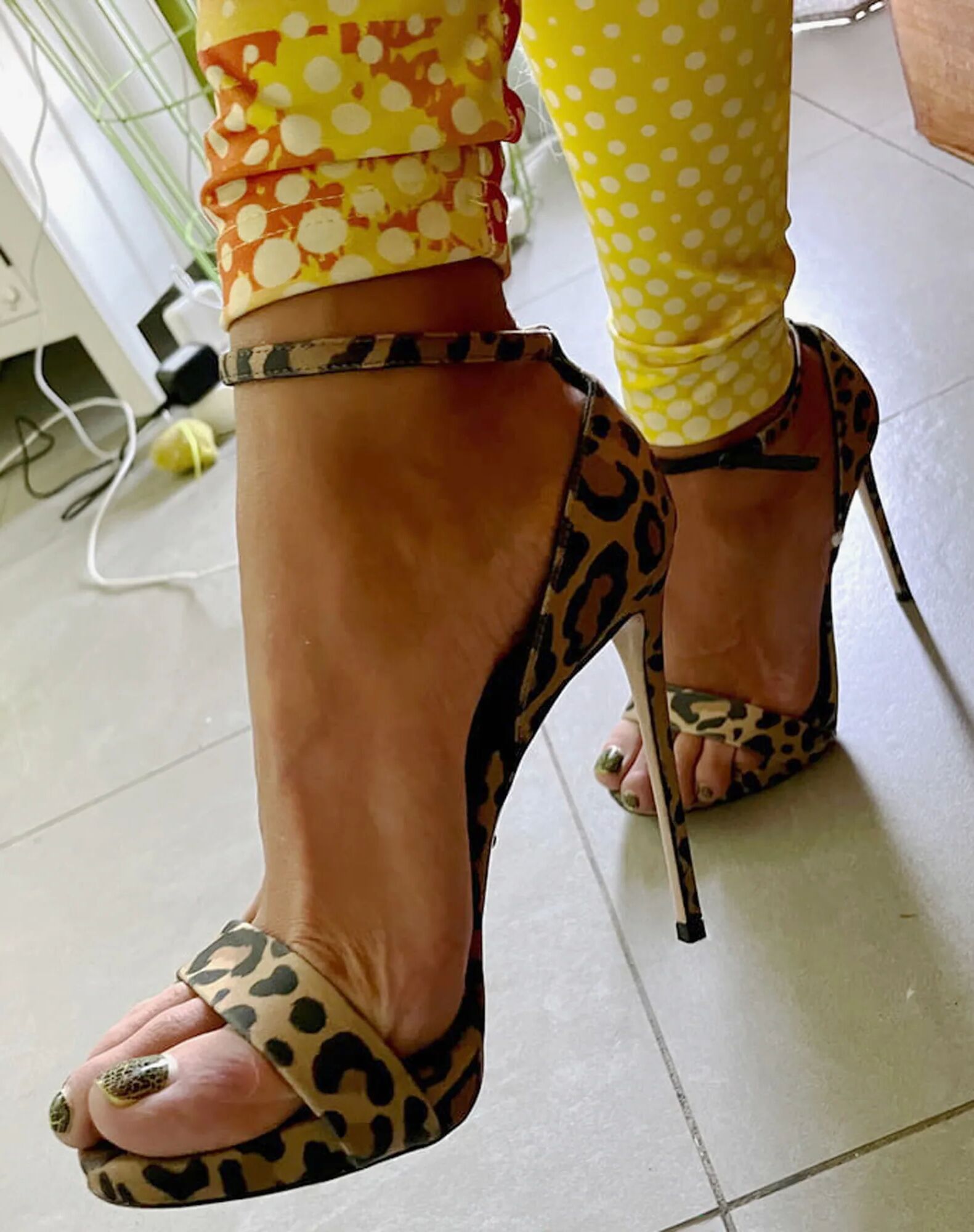 She is shaving her legs - 19 Pics