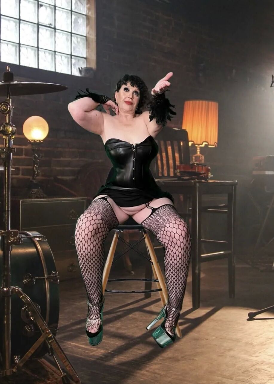 Hard Rock Granny Carmen - 10 Pics