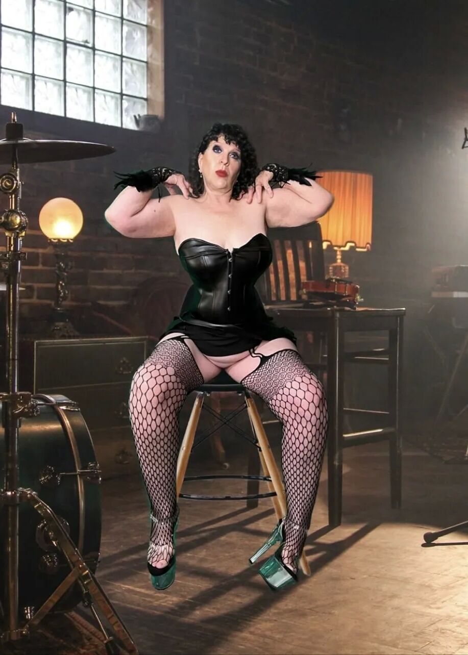 Hard Rock Granny Carmen - 10 Pics