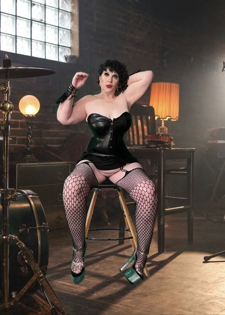 Hard Rock Granny Carmen - 10 Pics
