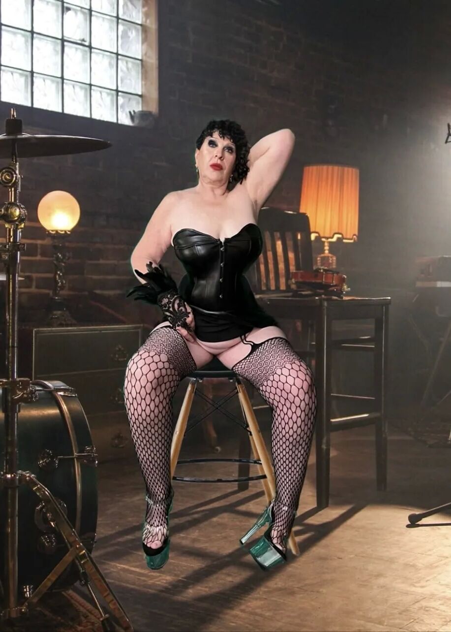 Hard Rock Granny Carmen - 10 Pics
