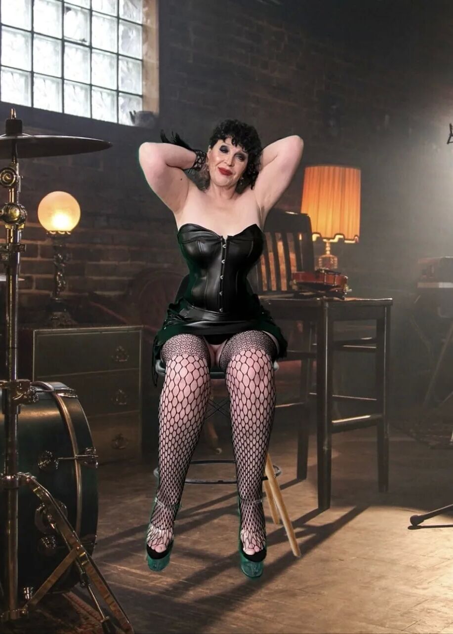 Hard Rock Granny Carmen - 10 Pics