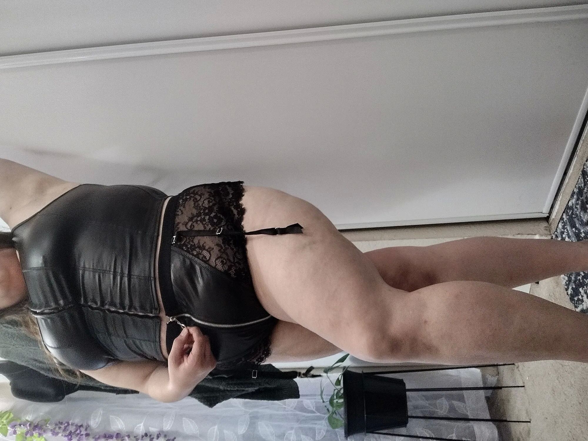 En black - 5 Pics