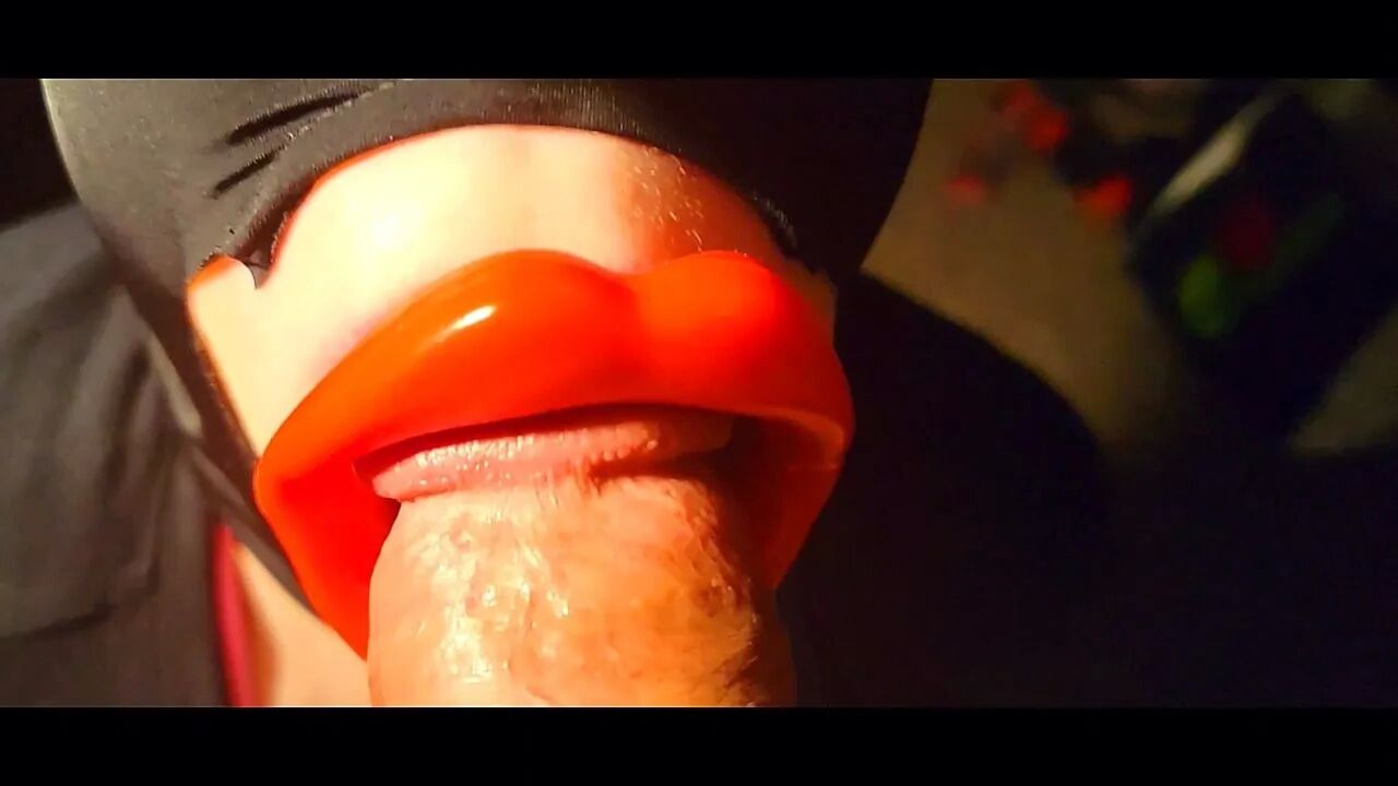 Fake lips blowjob - 12 Pics