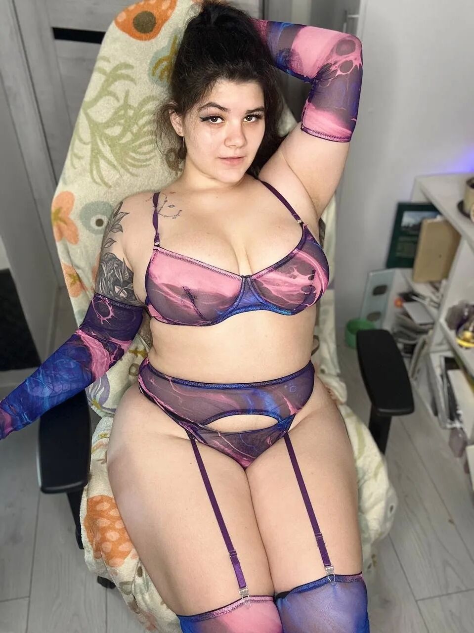 Cute woman in chair - 17 Pics