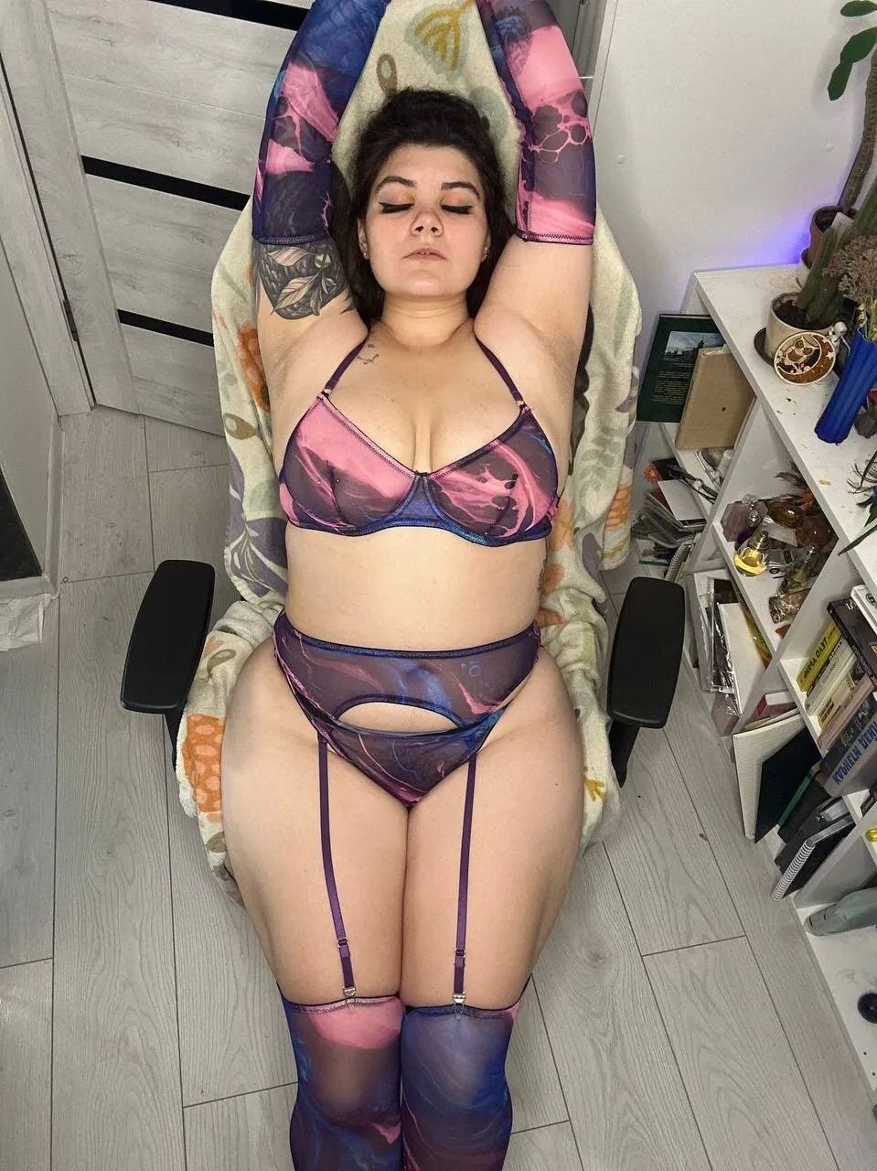 Cute woman in chair - 17 Pics
