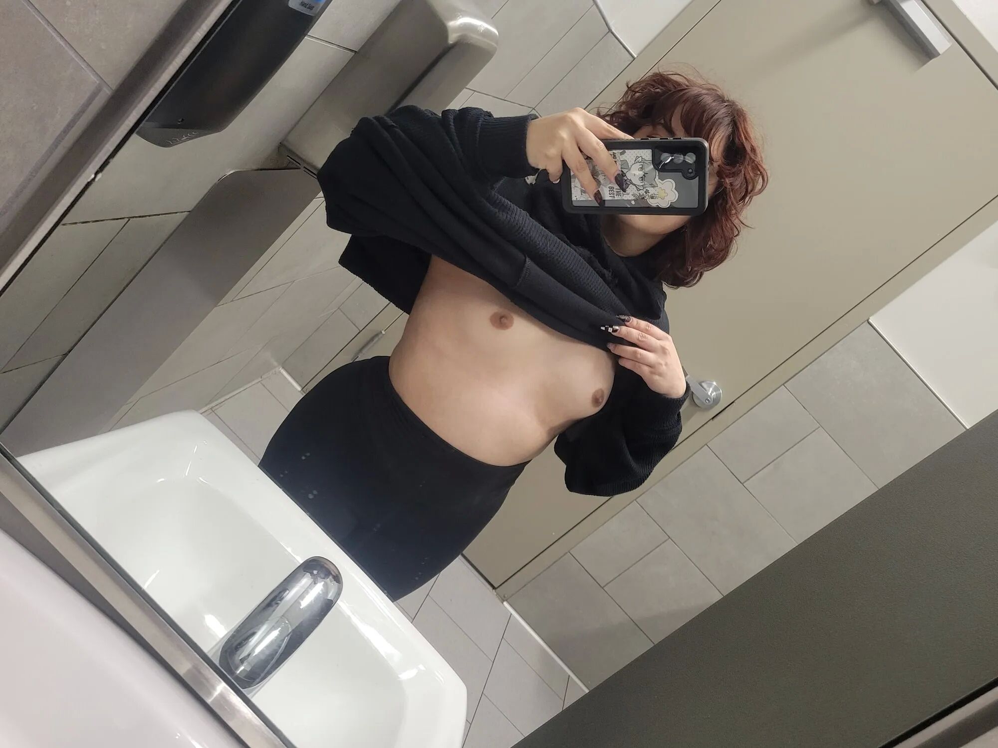 Quick Aldi bathroom selfies - 6 Pics