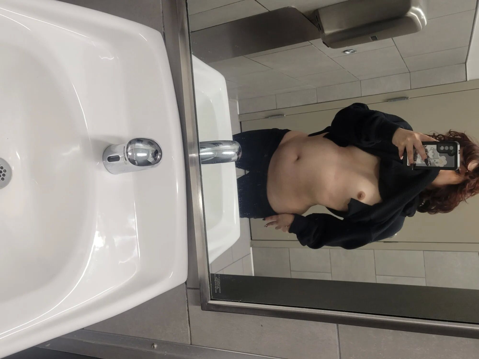 Quick Aldi bathroom selfies - 6 Pics