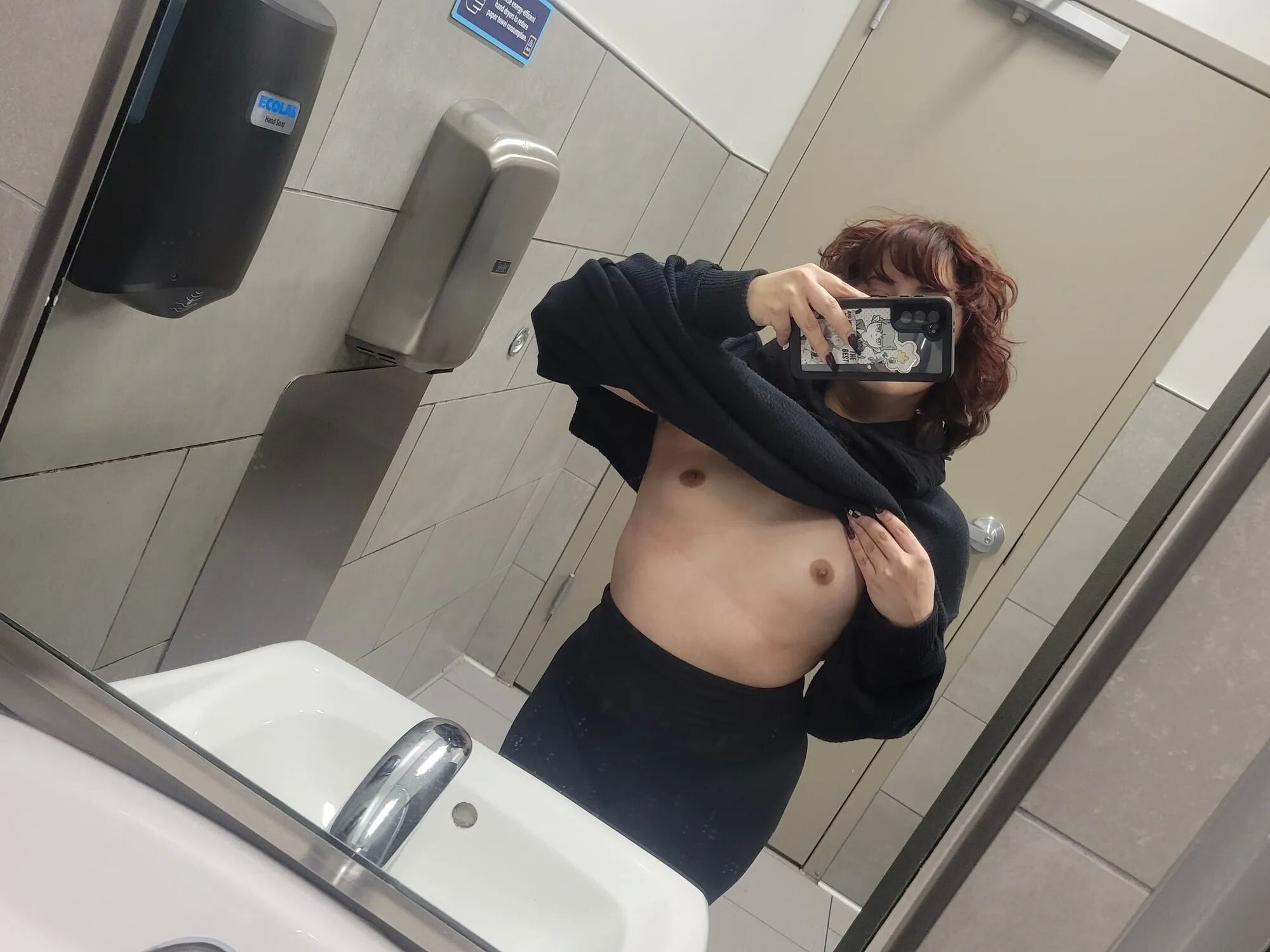 Quick Aldi bathroom selfies - 6 Pics