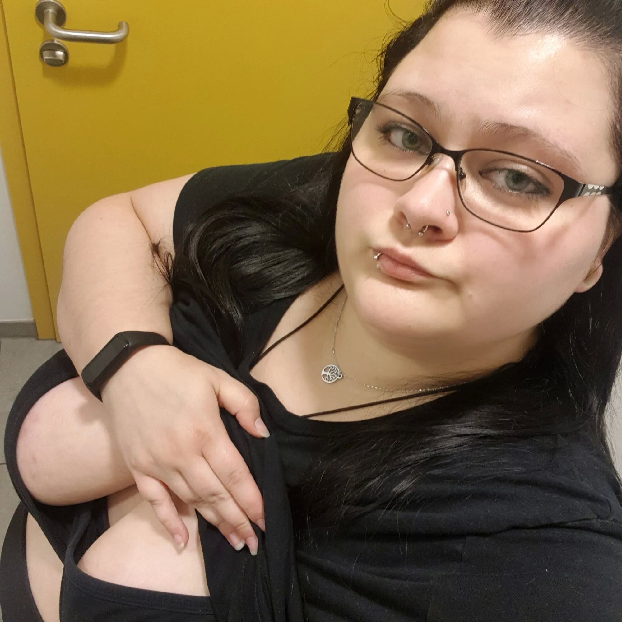 Hot Pictures - 34 Pics