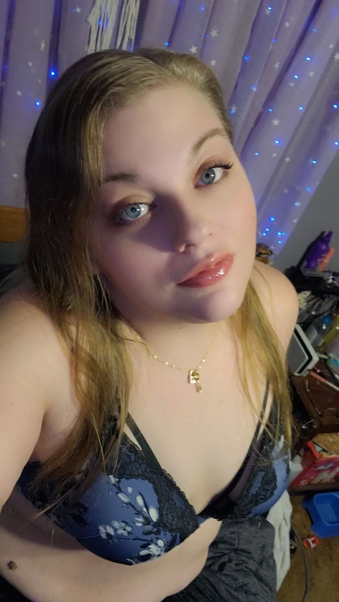Bbw playing in sexy blue lingerie and fishnets - 22 Pics