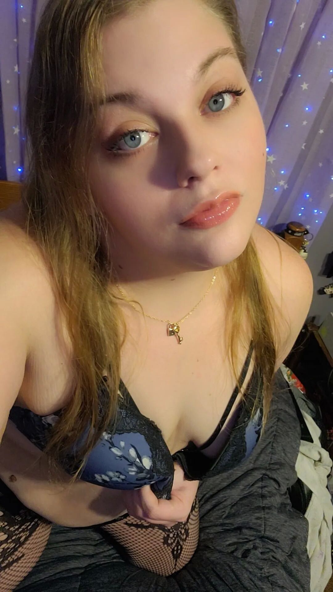 Bbw playing in sexy blue lingerie and fishnets - 22 Pics