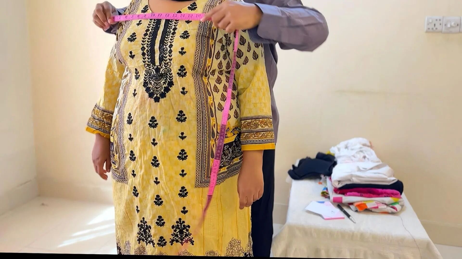 Desi Muslim Big Ass & Big Boobs Beautyful Aunty fuck tailor - 6 Pics