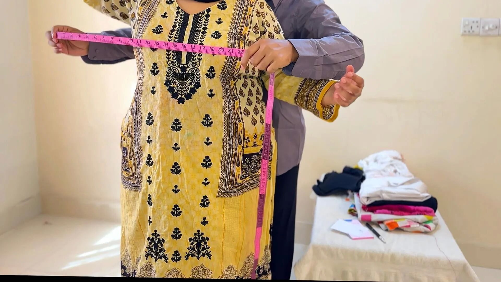 Desi Muslim Big Ass & Big Boobs Beautyful Aunty fuck tailor - 6 Pics
