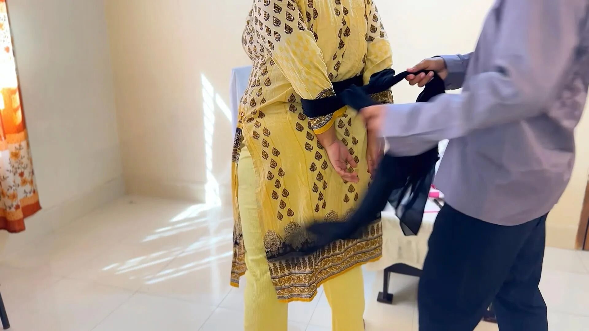 Desi Muslim Big Ass & Big Boobs Beautyful Aunty fuck tailor - 6 Pics