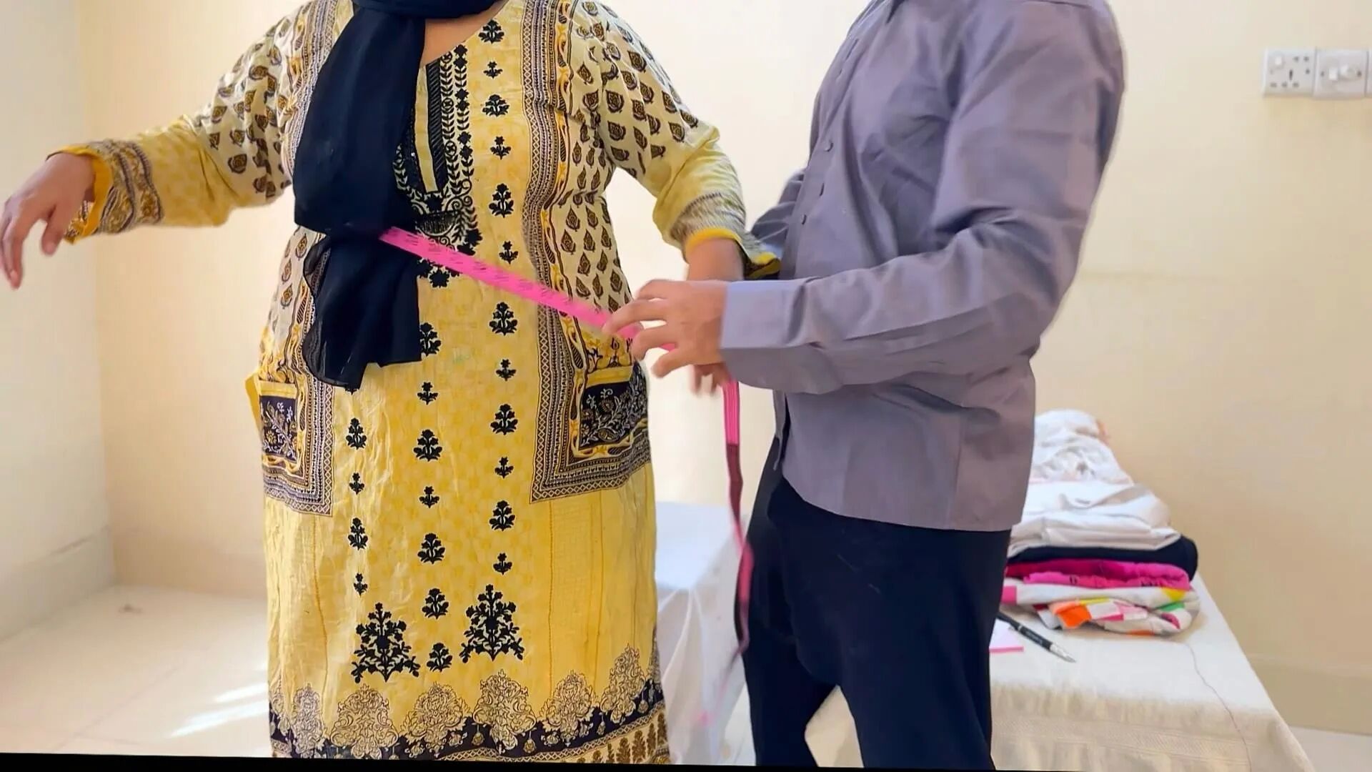 Desi Muslim Big Ass & Big Boobs Beautyful Aunty fuck tailor - 6 Pics