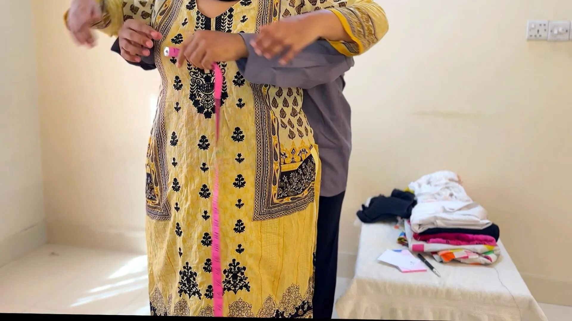 Desi Muslim Big Ass & Big Boobs Beautyful Aunty fuck tailor - 6 Pics