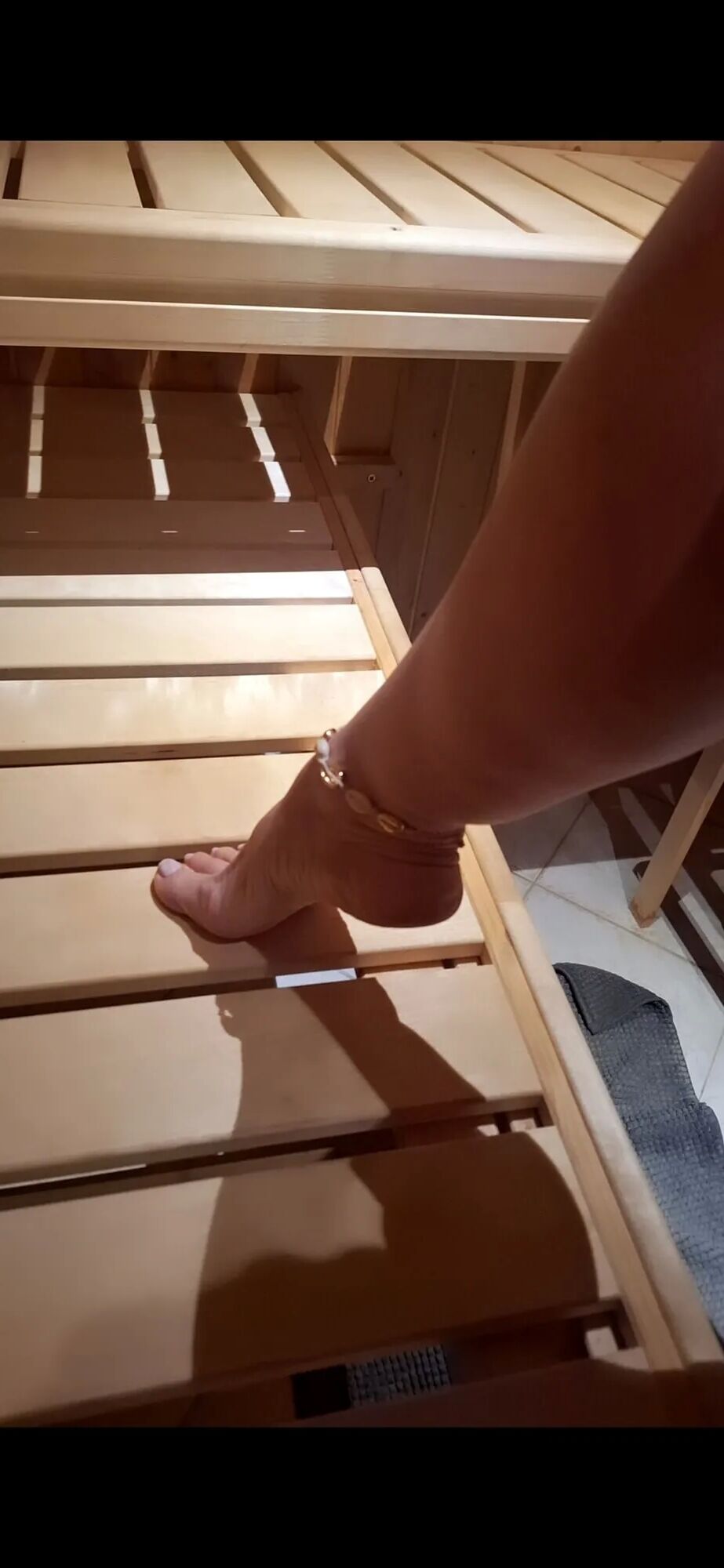 Wellness with a big dildo - 10 Pics