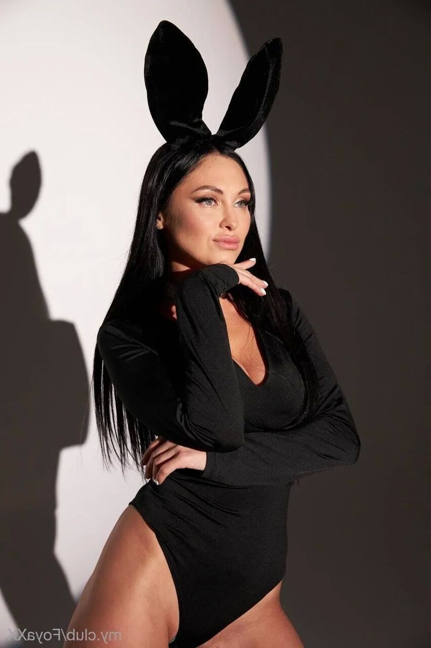 Vikki Free Photos - 7 Pics