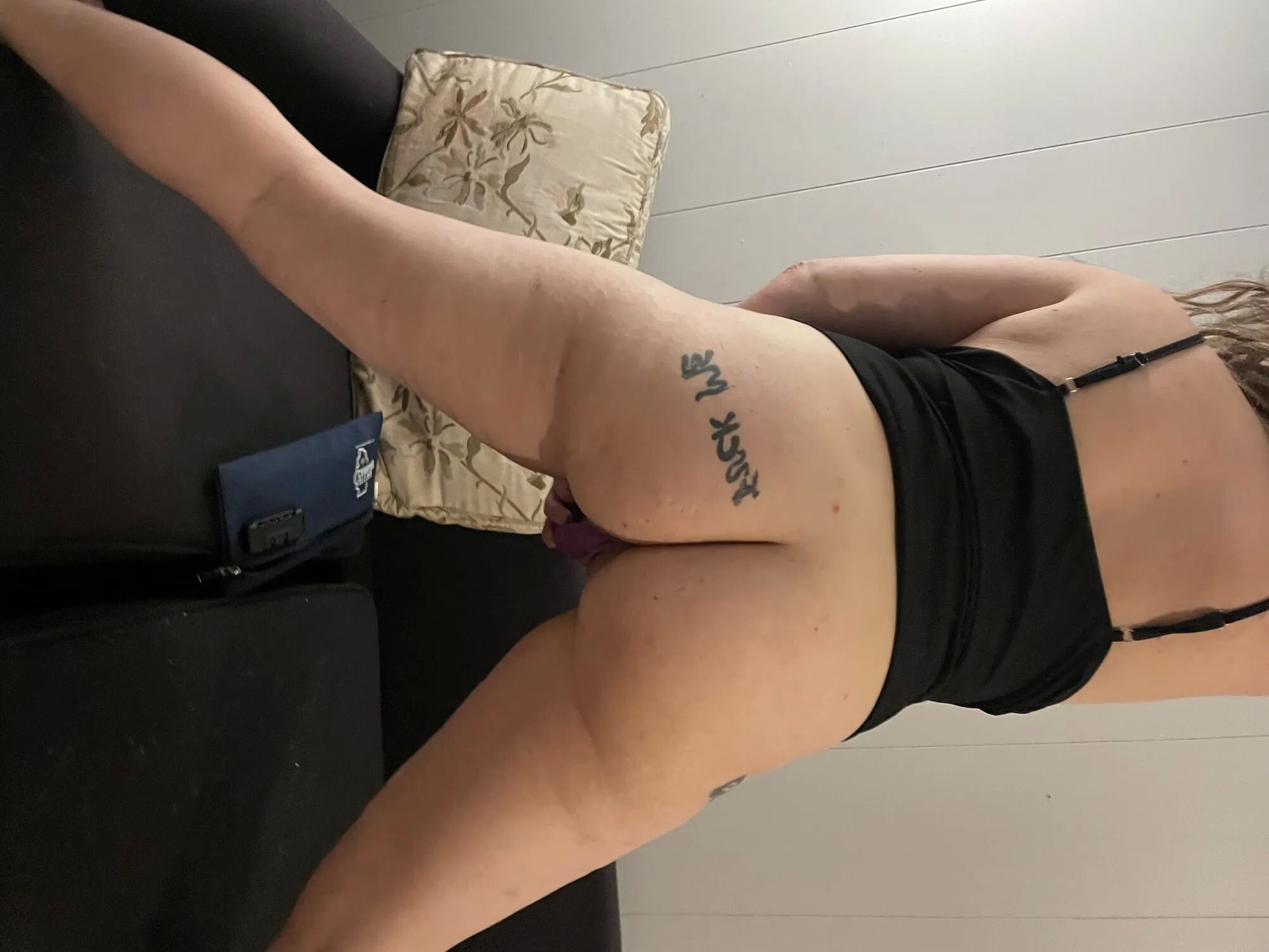 PAWG on couch waiting for bbc - 14 Pics