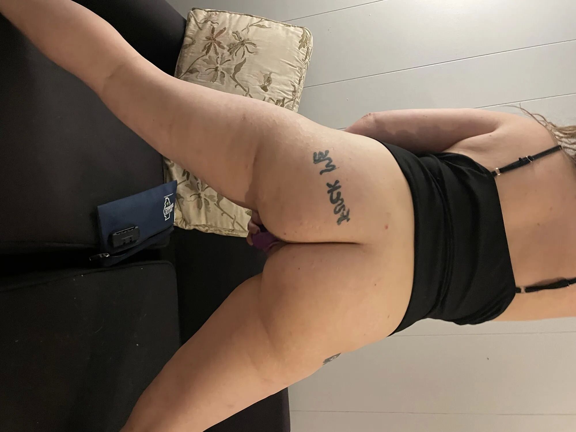 PAWG on couch waiting for bbc - 14 Pics