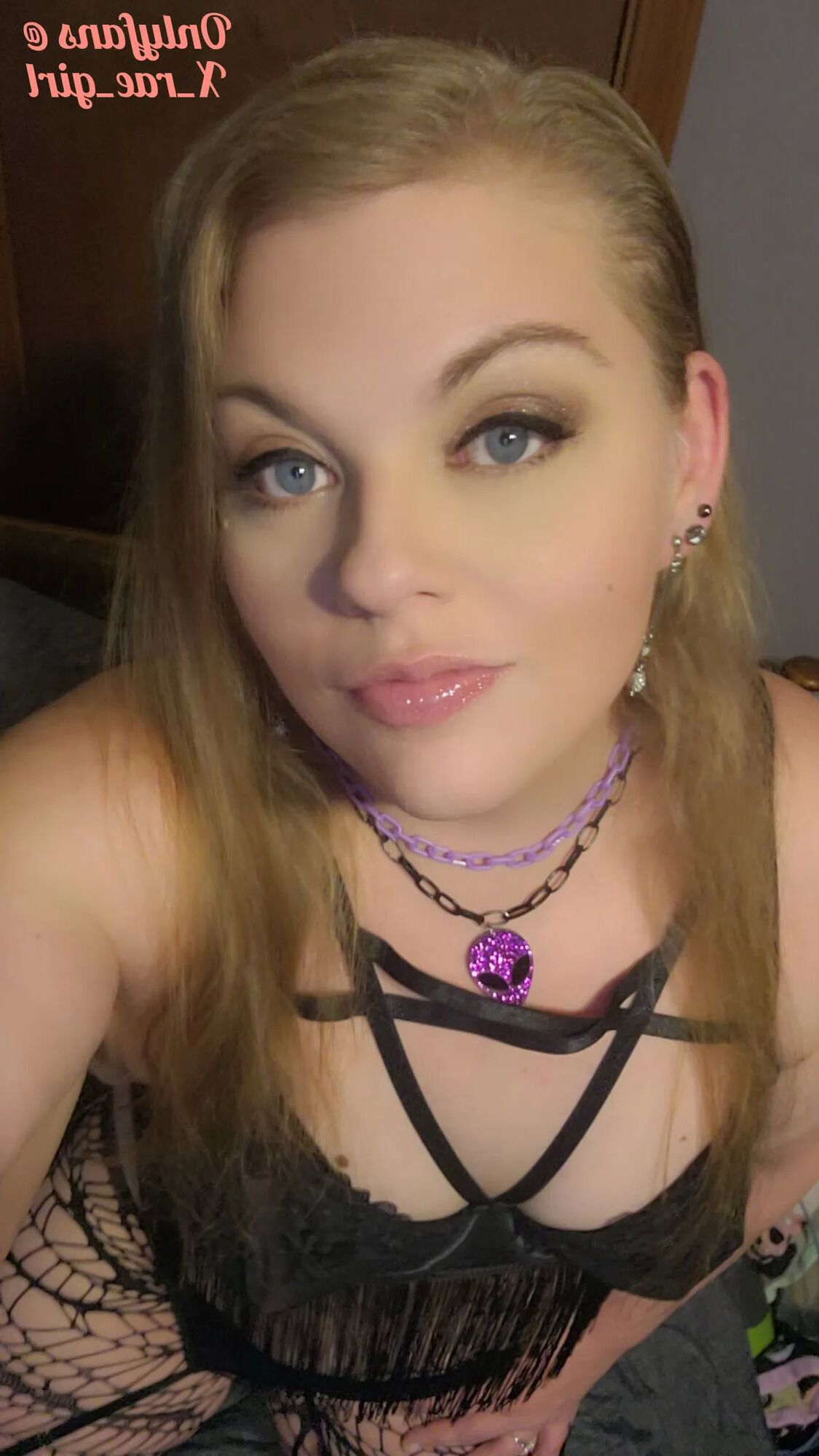 Showing off my sexy thighs, big ass, cute feet, and small bo - 8 Pics