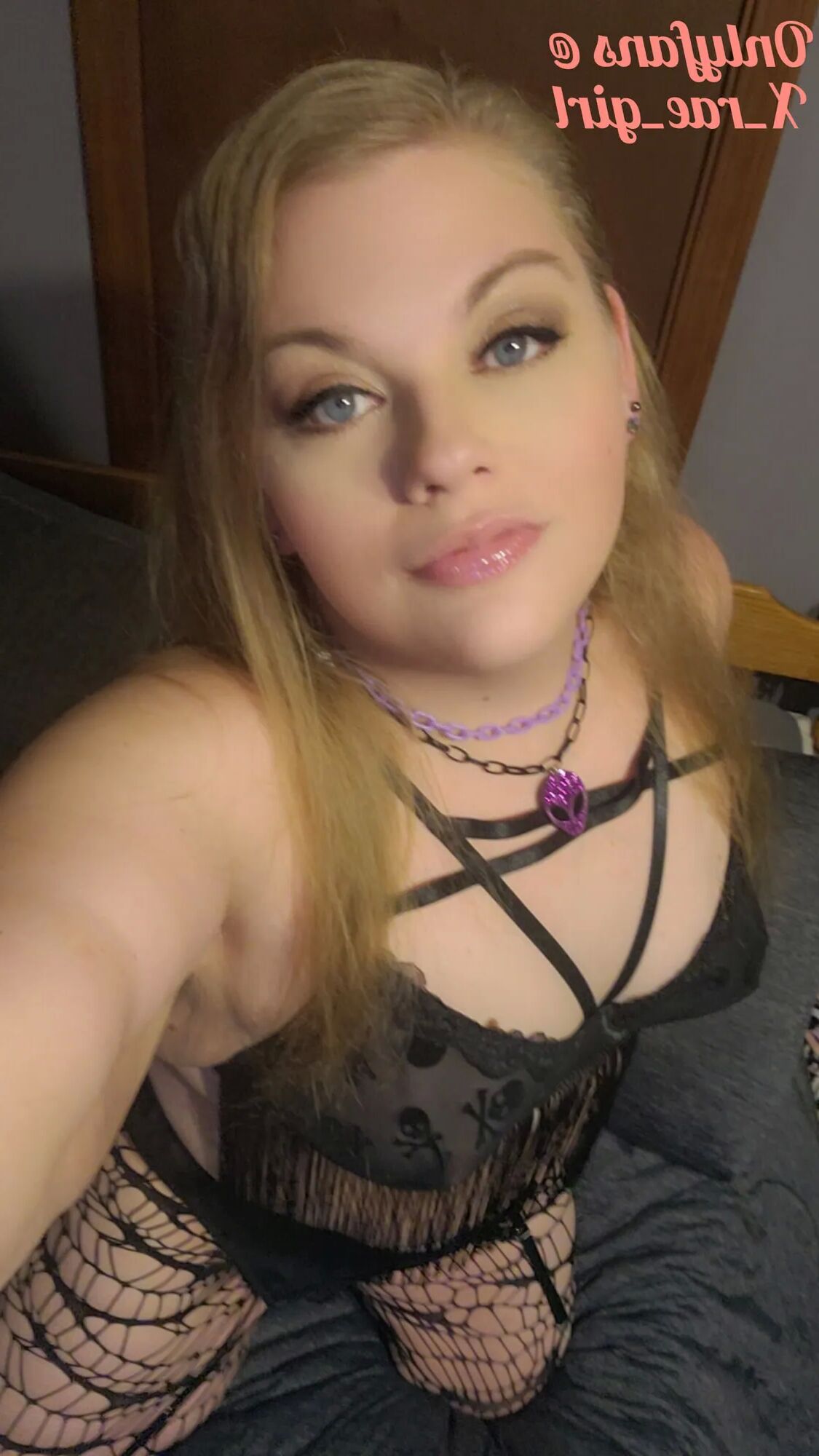 Showing off my sexy thighs, big ass, cute feet, and small bo - 8 Pics