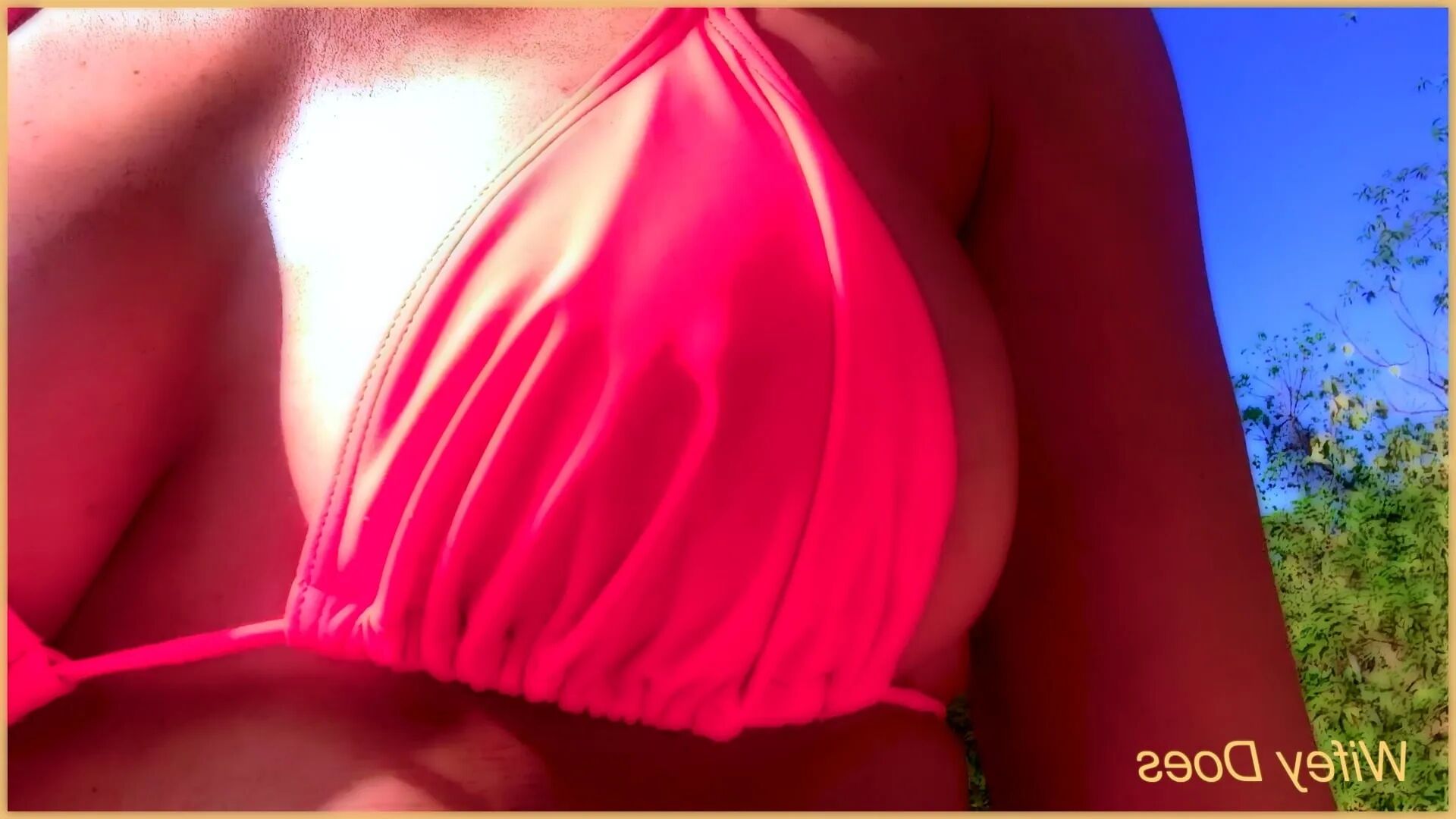 Wifey shows her hot pink bikini - 10 Pics