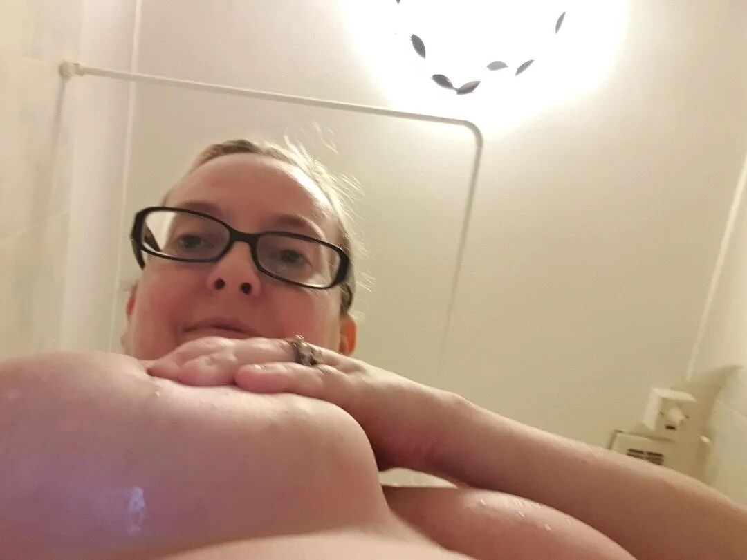 Wife Selfie - 21 Pics