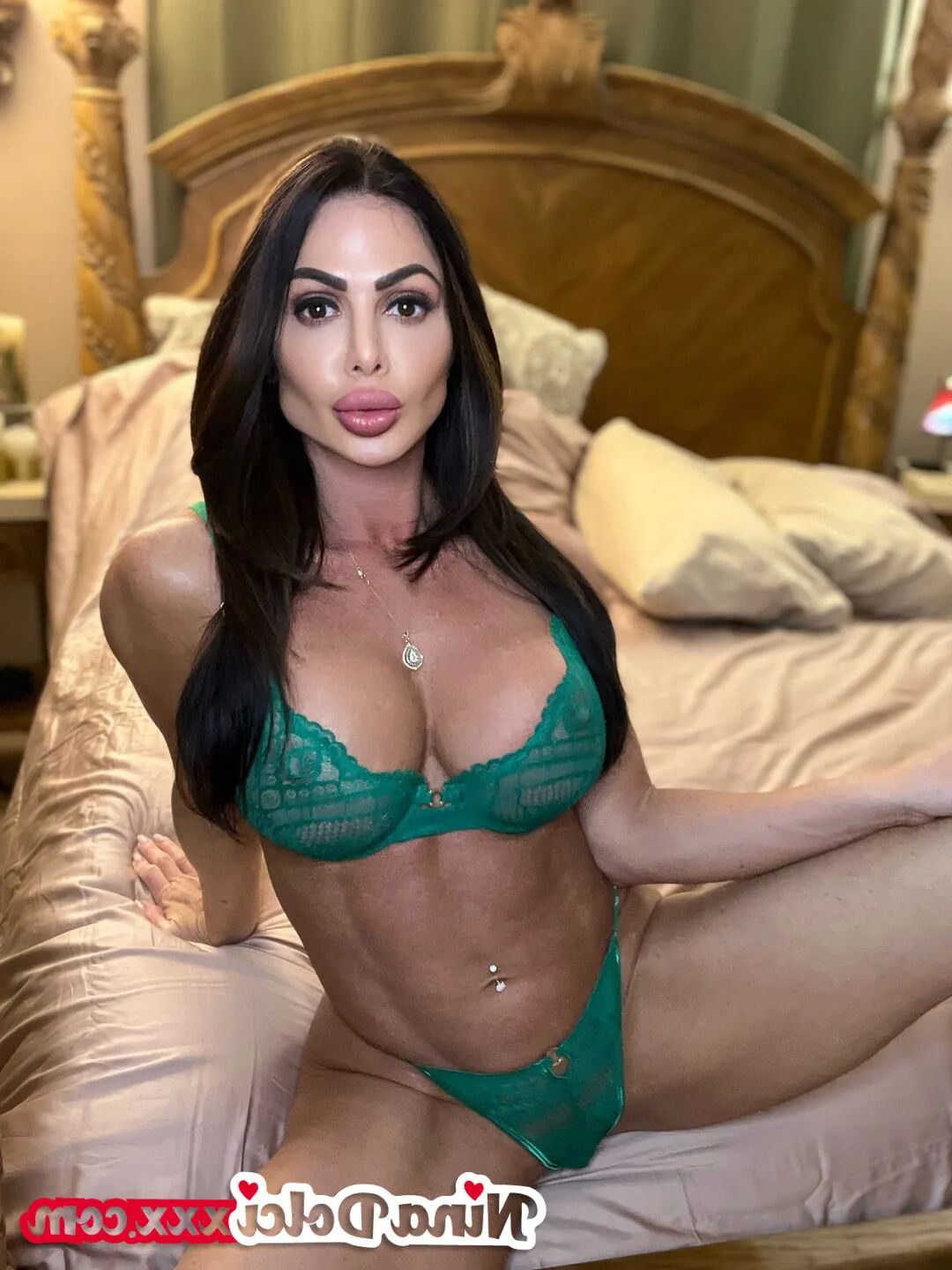 MILF Nina Dolci In Green Lingerie & High Heels - 12 Pics