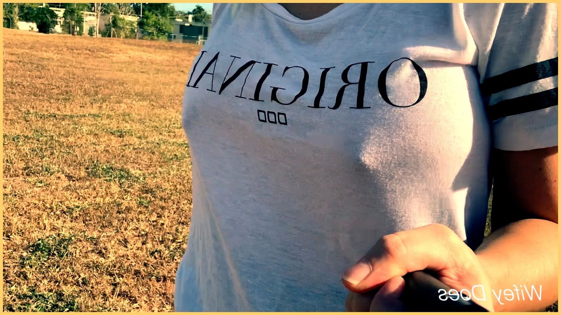 Wifey goes braless walking around the golf course - 7 Pics
