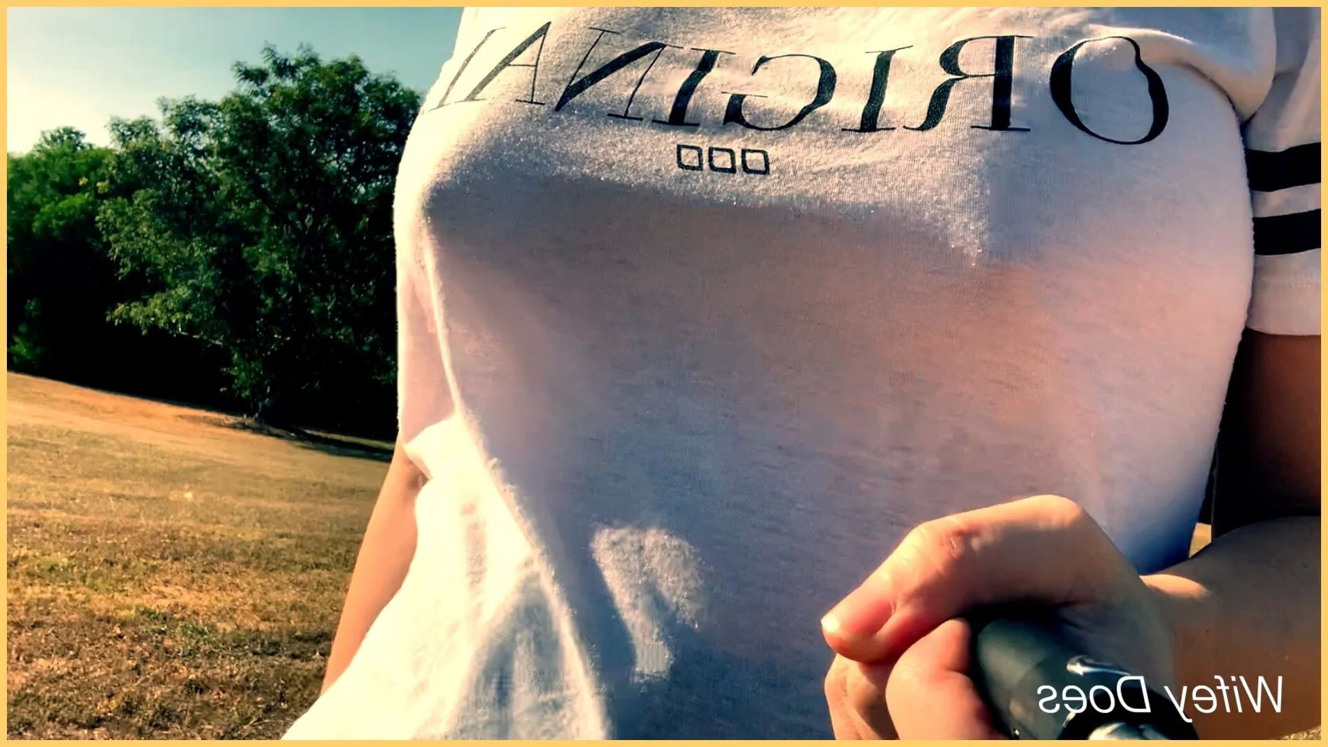 Wifey goes braless walking around the golf course - 7 Pics