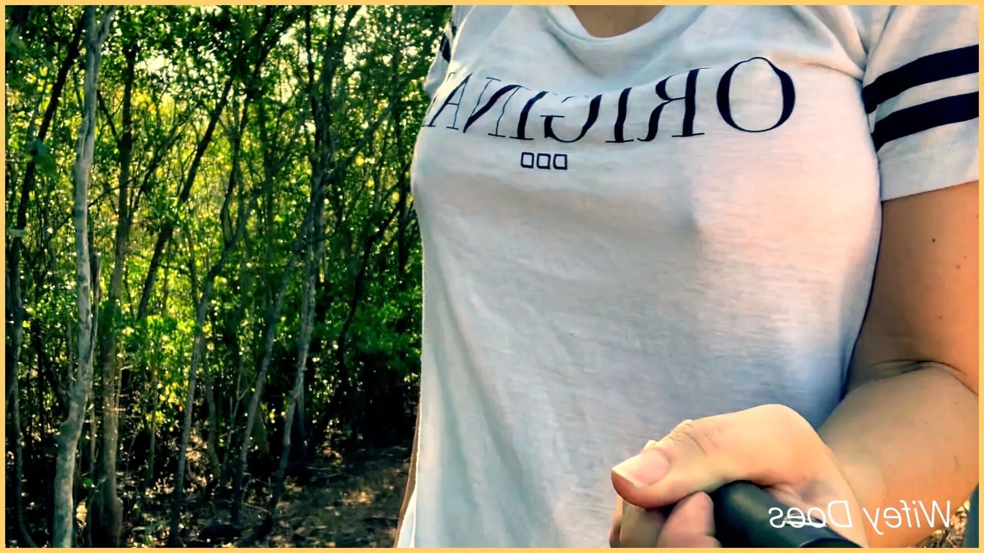 Wifey goes braless walking around the golf course - 7 Pics
