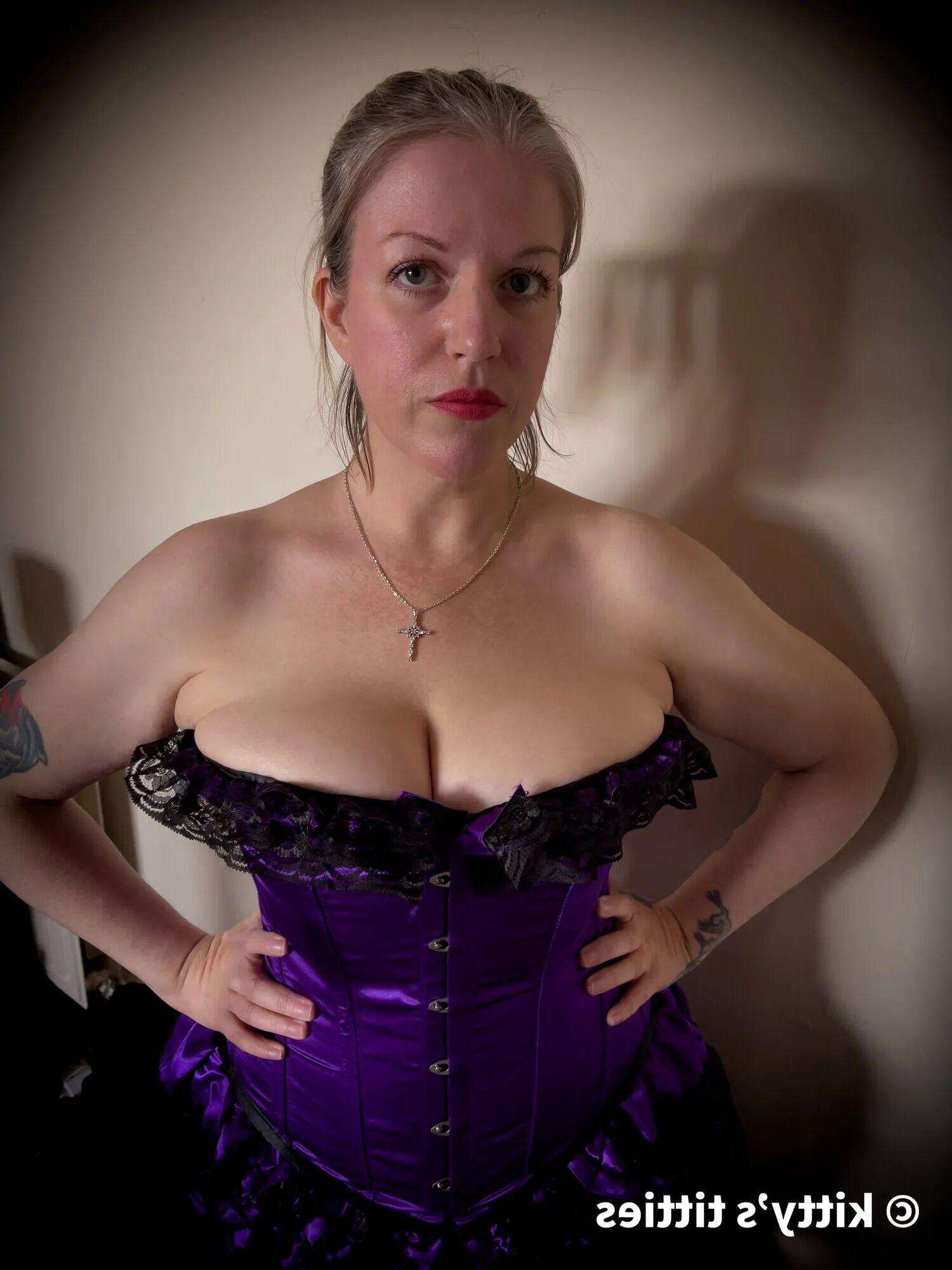 MILF with big 32K tits, all natural - 12 Pics