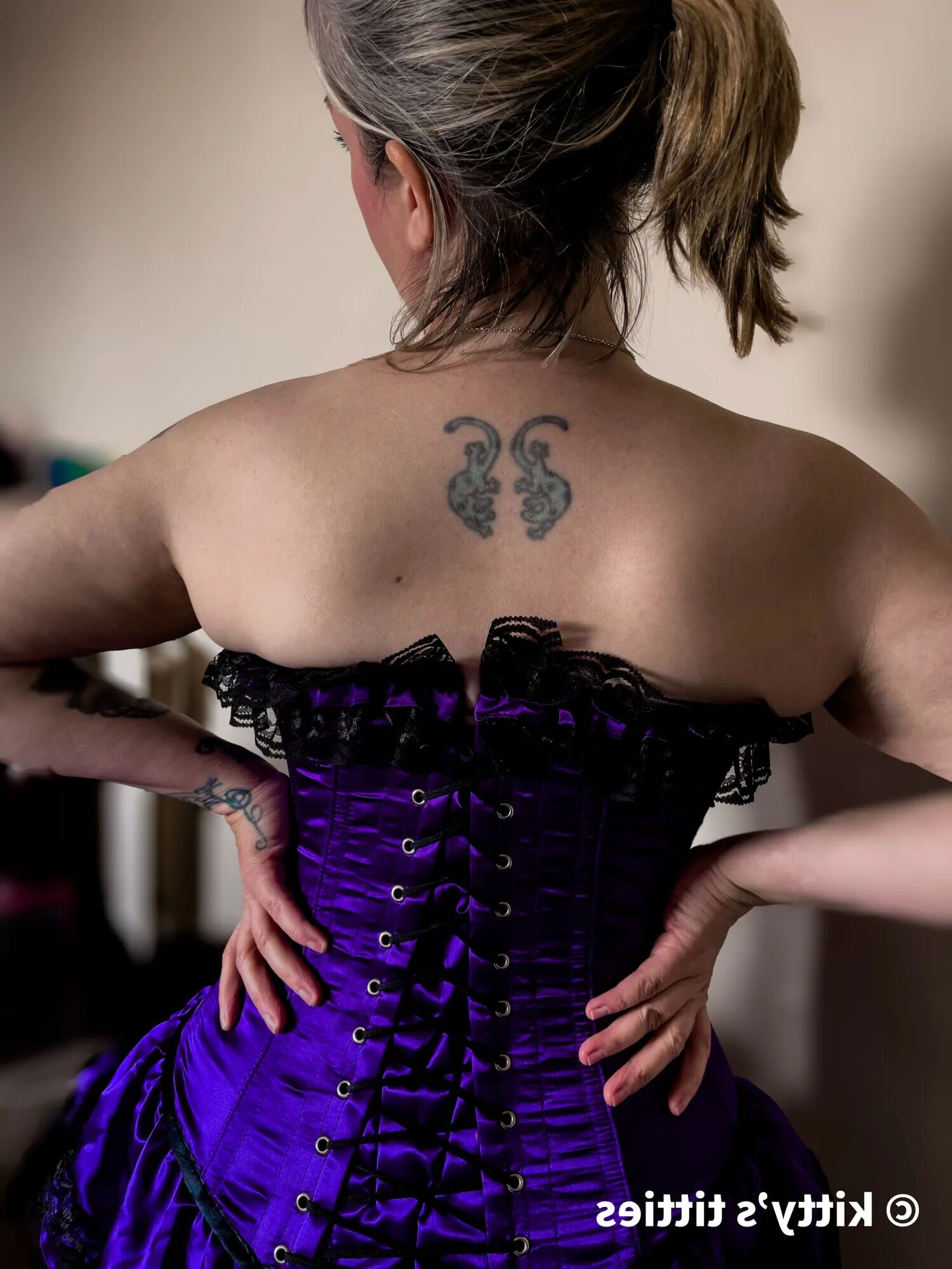 MILF with big 32K tits, all natural - 12 Pics