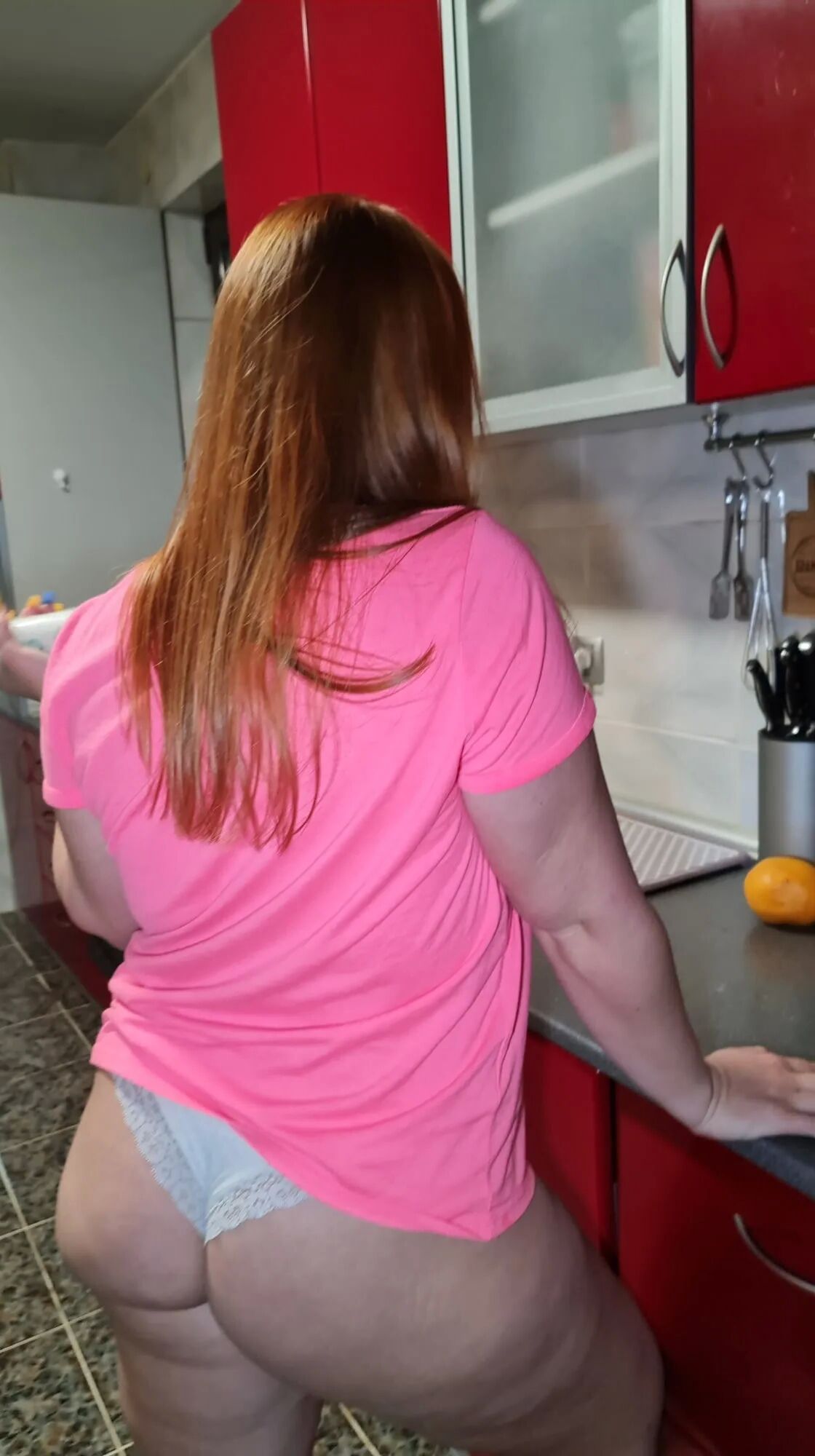 Mommy in the kitchen - 7 Pics