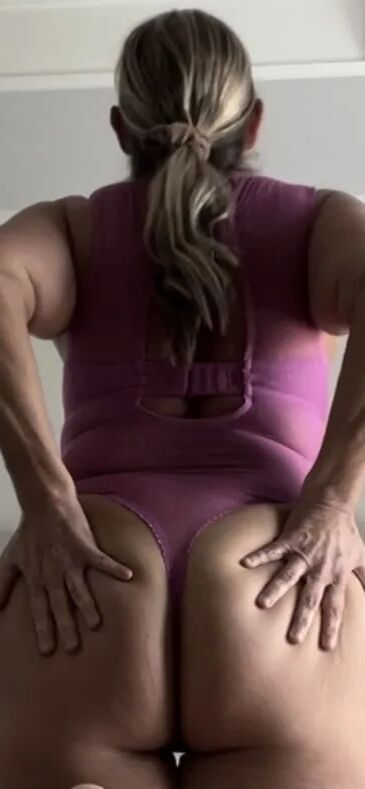 The Real Deal showing her fat ass in pink lingerie - 9 Pics