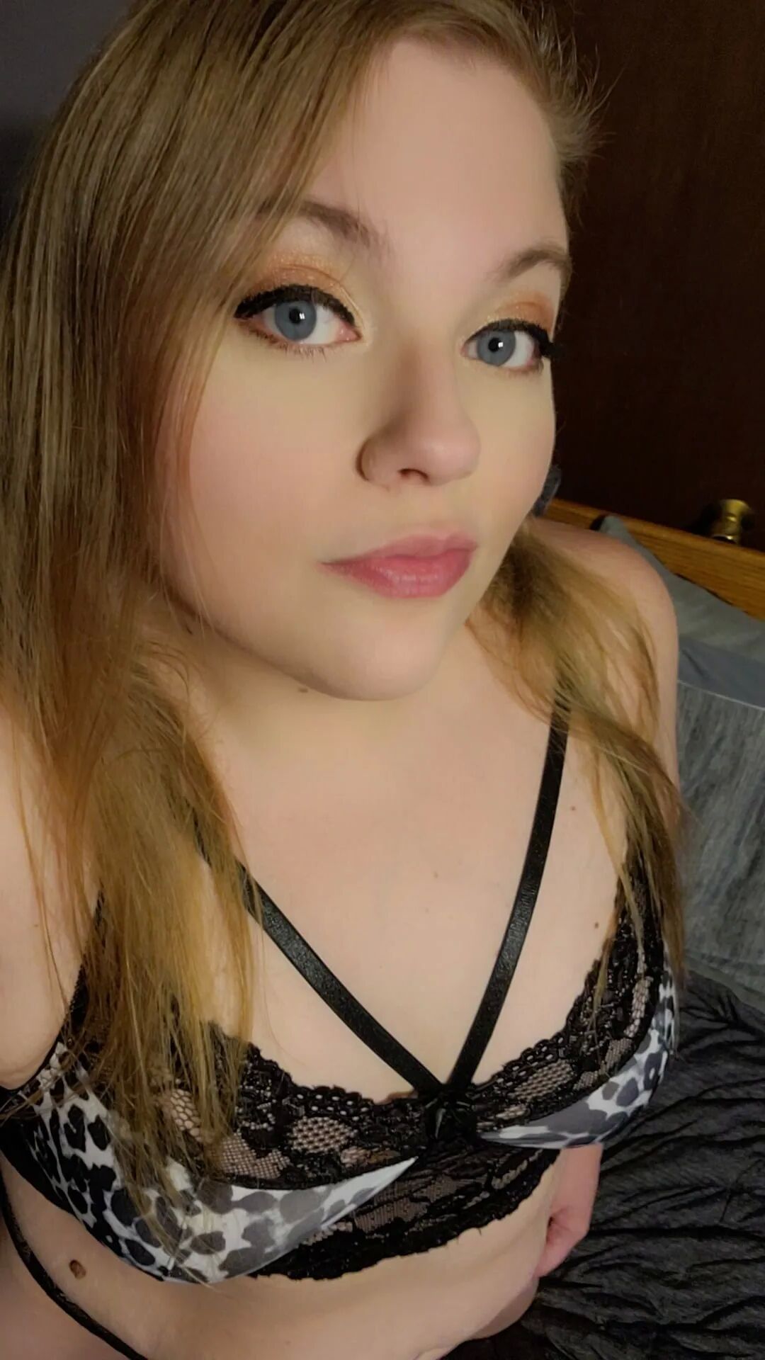 Beautiful sexy chubby bbw milf in lingerie - 5 Pics