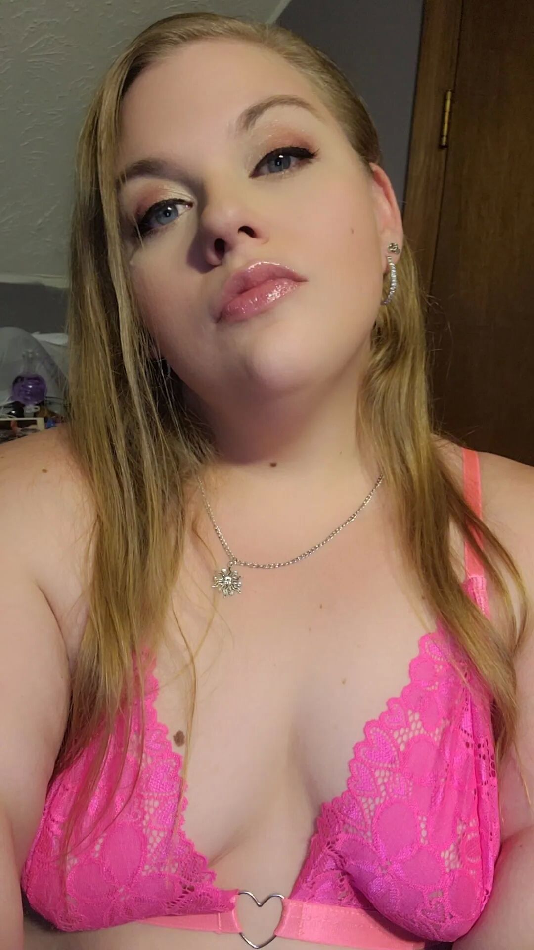Sexy chubby barbie girl waiting for you - 10 Pics