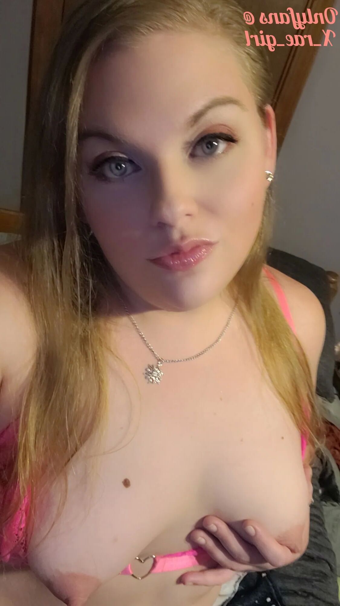 Sexy chubby barbie girl waiting for you - 10 Pics
