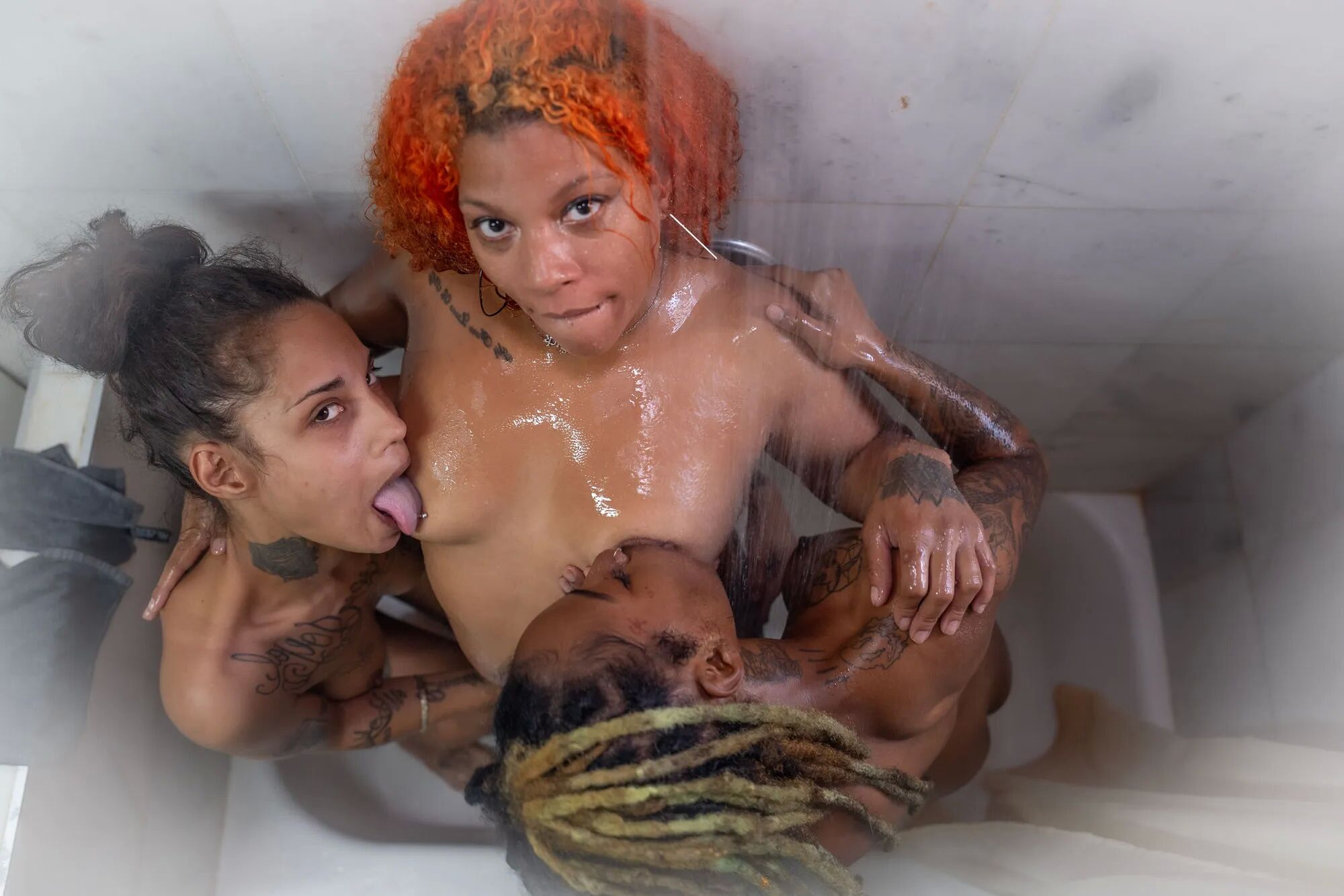Kinky shower between 3 kinky sluts - 10 Pics