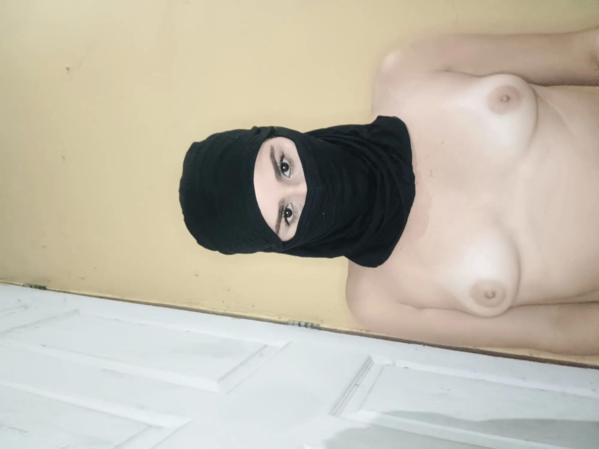 Sexy HOT Amateur Petite In Hijab - 7 Pics