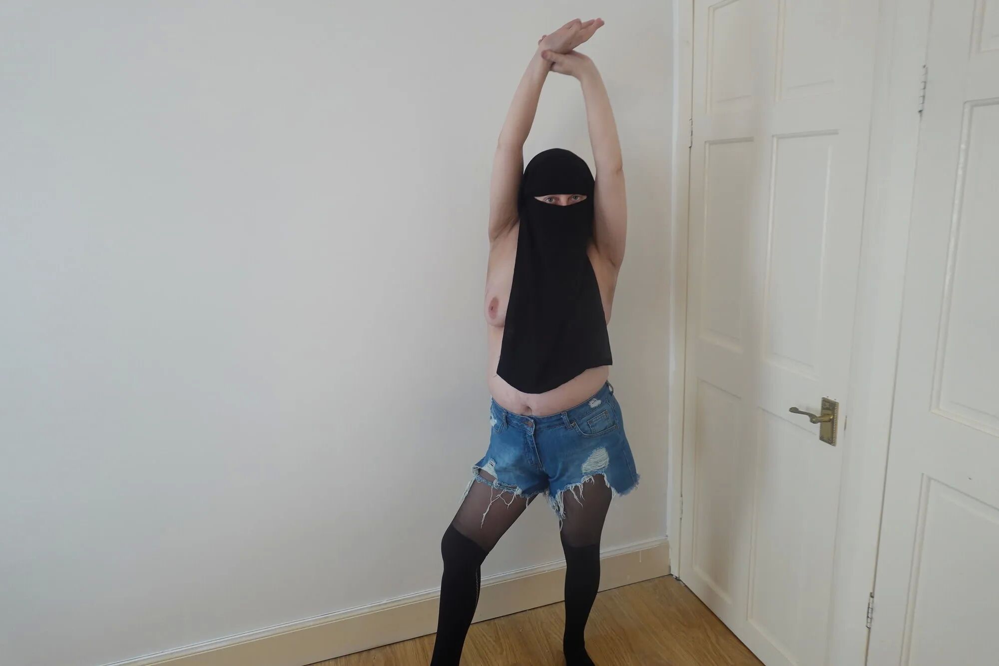 Wearing Shorts and pantyhose in Niqab - 34 Pics
