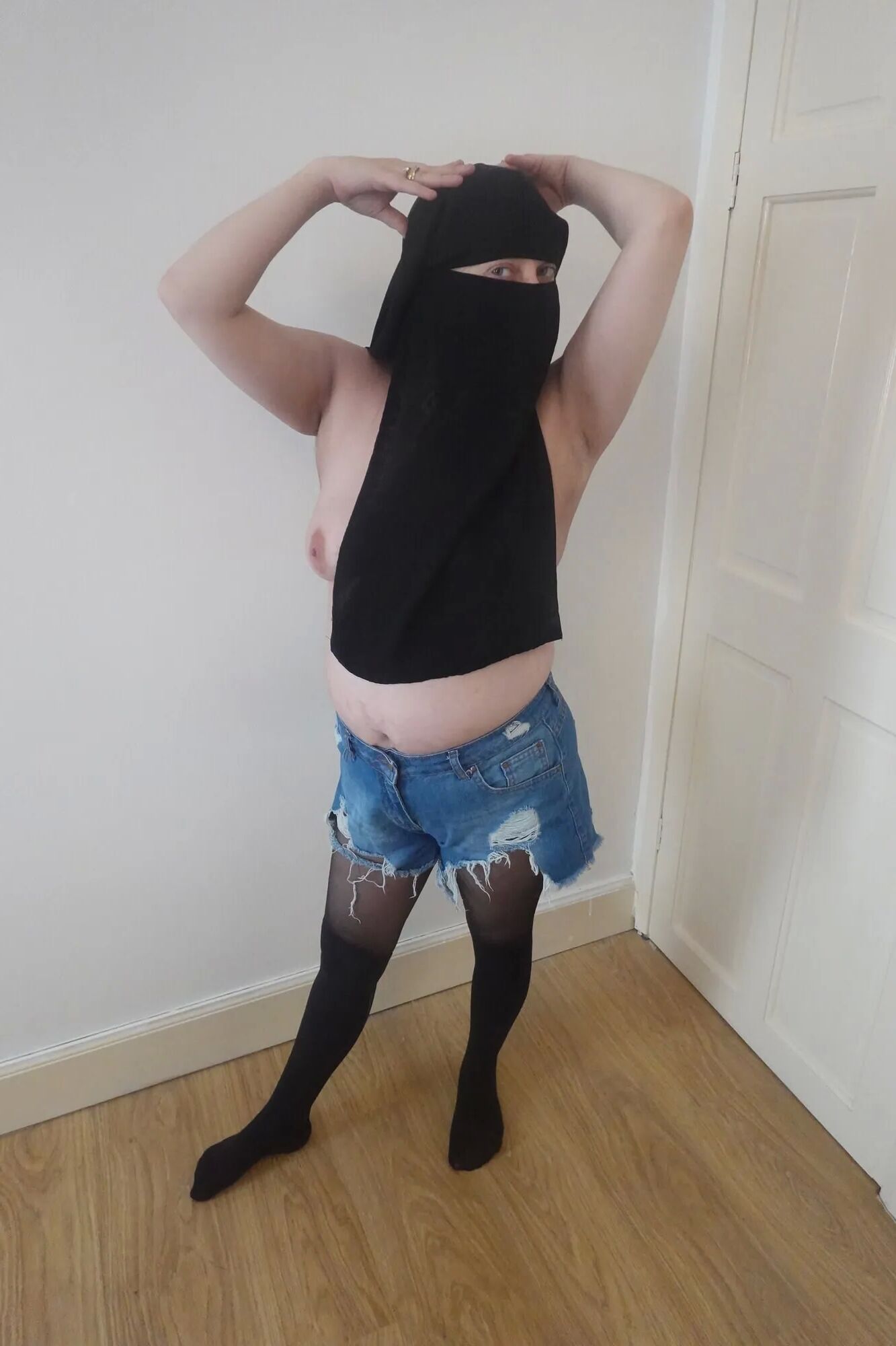 Wearing Shorts and pantyhose in Niqab - 34 Pics