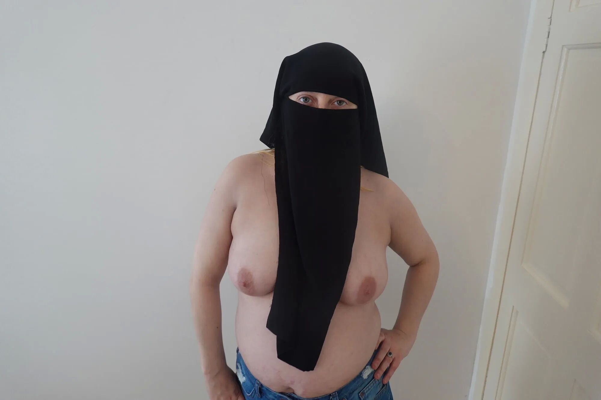 Wearing Shorts and pantyhose in Niqab - 34 Pics