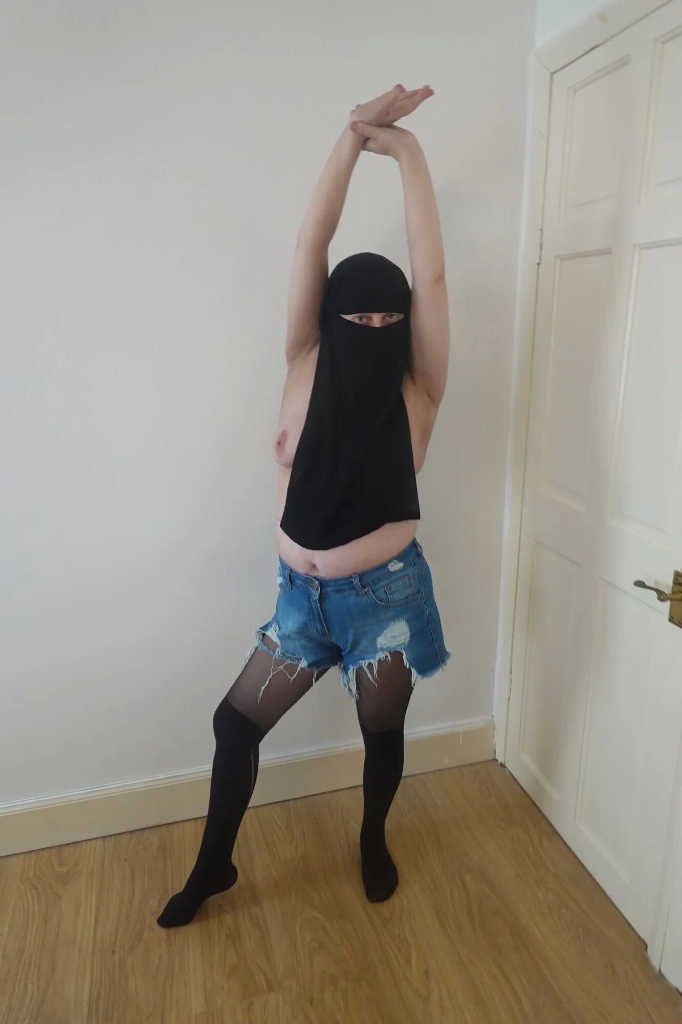 Wearing Shorts and pantyhose in Niqab - 34 Pics