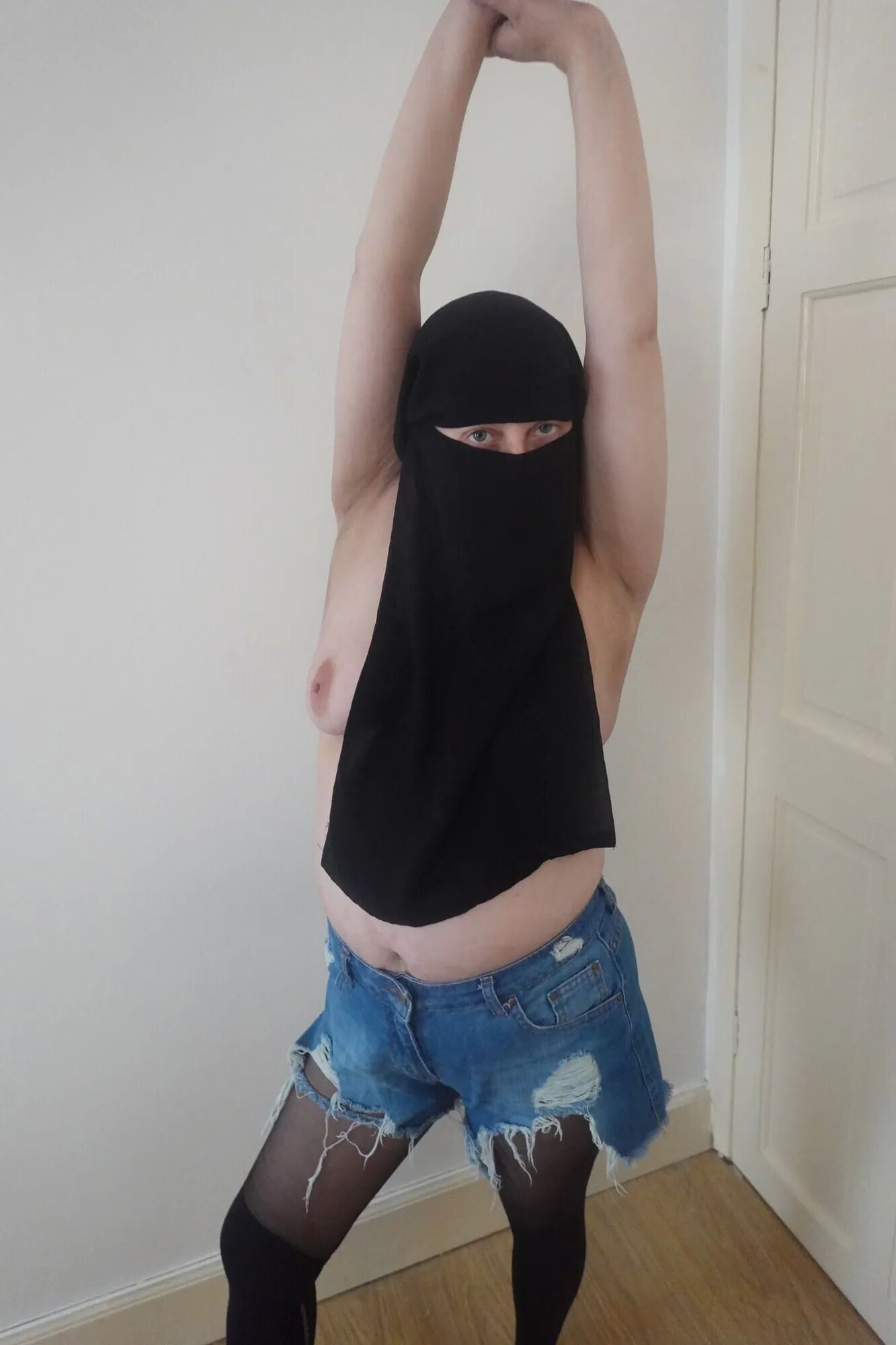 Wearing Shorts and pantyhose in Niqab - 34 Pics