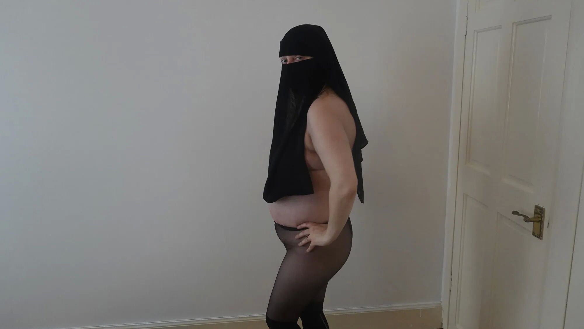 Wearing Shorts and pantyhose in Niqab - 34 Pics